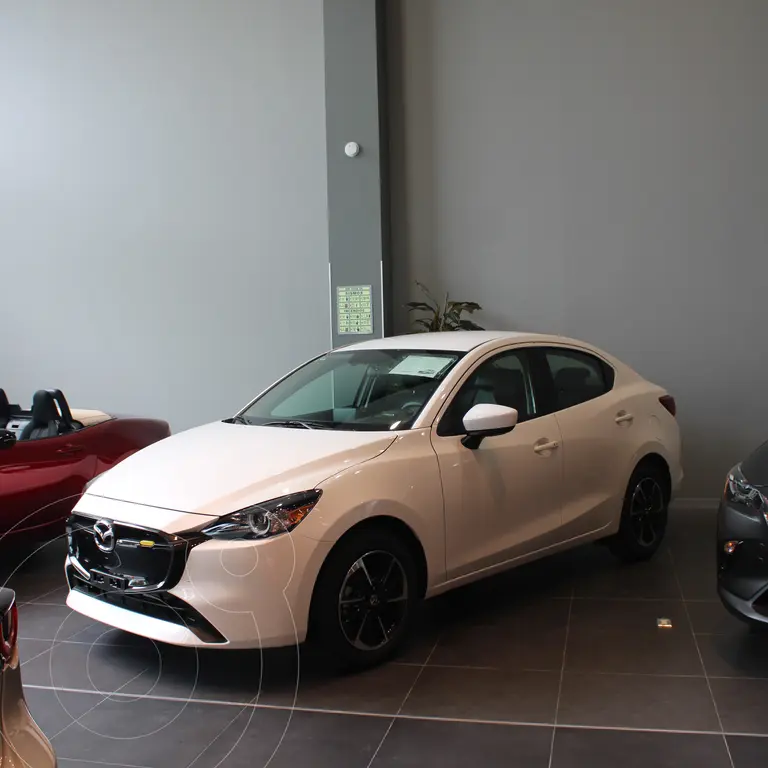 foto Mazda 2 Sedán Signature nuevo color Blanco Perla precio $395,900