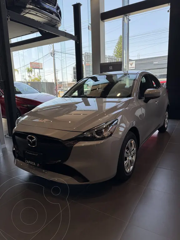 foto Mazda 2 Sedán i nuevo color Gris Titanio precio $300,900
