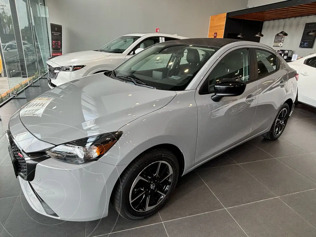 foto Mazda 2 Signature nuevo color Negro precio $398,900