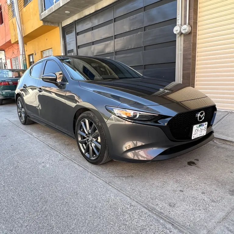 Mazda 3 Hatchback i Sport Aut usado (2022) color Gris Titanio precio