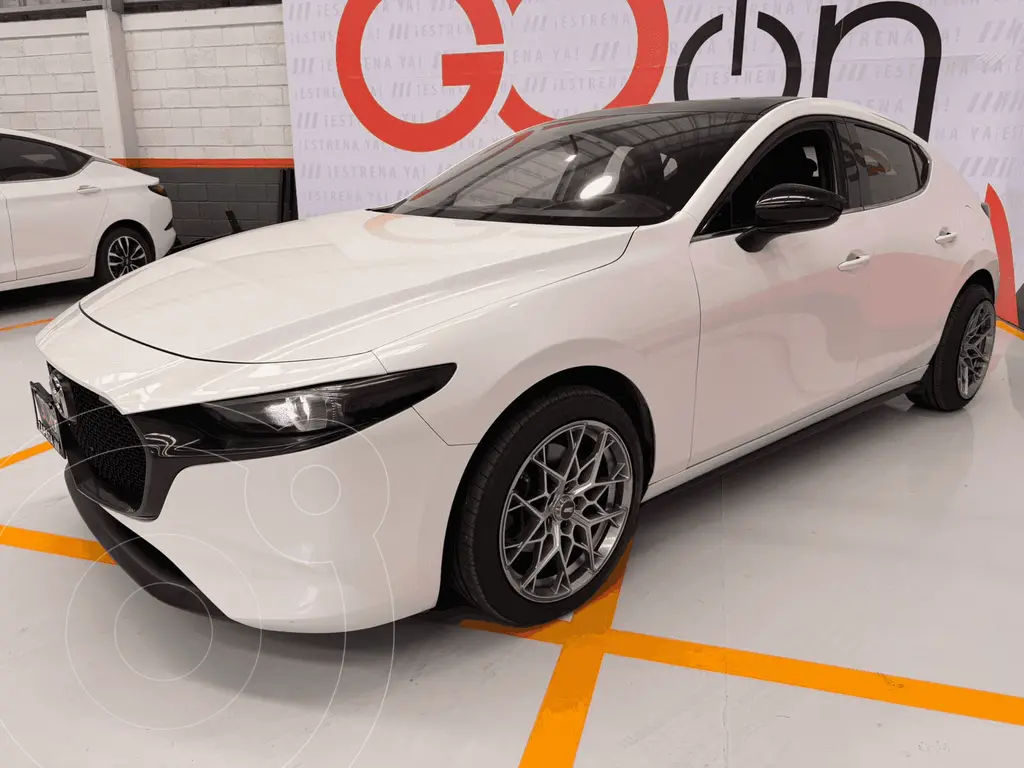 foto Mazda 3 Hatchback Signature usado (2022) color MAZDBLANCO APERLADO precio $379,000