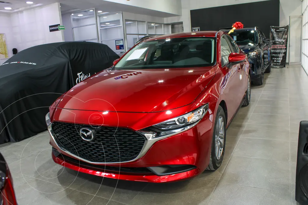 foto Mazda 3 Sedán Signature nuevo color Rojo precio $552,900