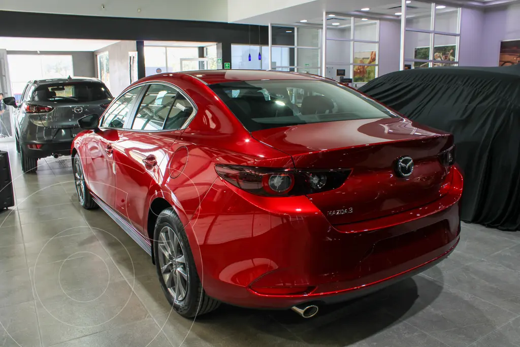 foto Mazda 3 Sedán i Grand Touring Aut nuevo color Rojo precio $477,900