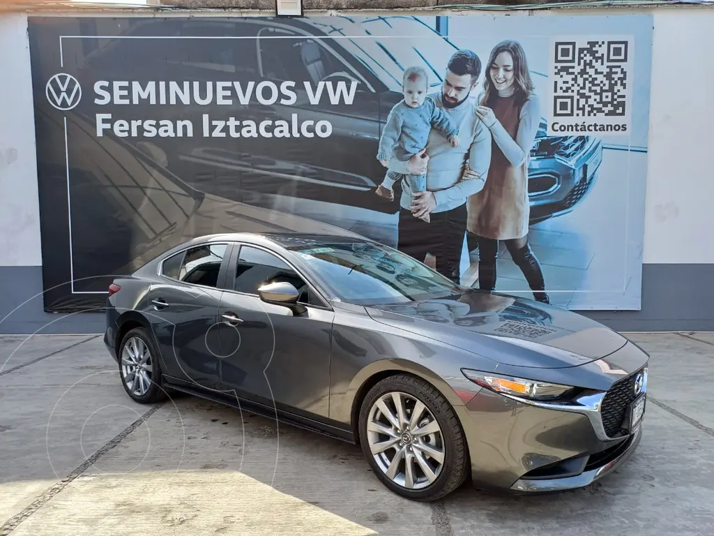 foto Mazda 3 Sedán i Sport usado (2023) color Gris Titanio precio $389,999