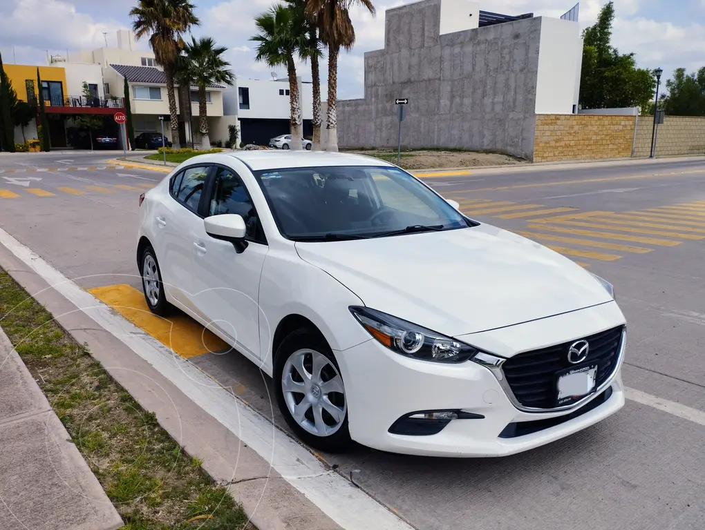 Mazda 3 Sedan i usado (2017) color Blanco precio 242,000