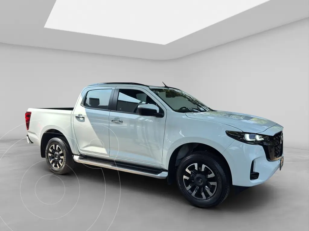 foto Mazda BT-50 Signature usado (2025) color Blanco precio $700,000