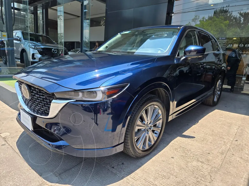 foto Mazda CX-5 Signature usado (2025) color Azul Marino precio $647,000