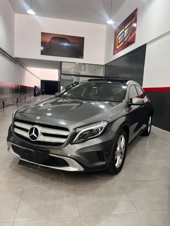 foto Mercedes Clase GLA 200 Urban Aut usado (2016) color Gris Montaña precio u$s26.000