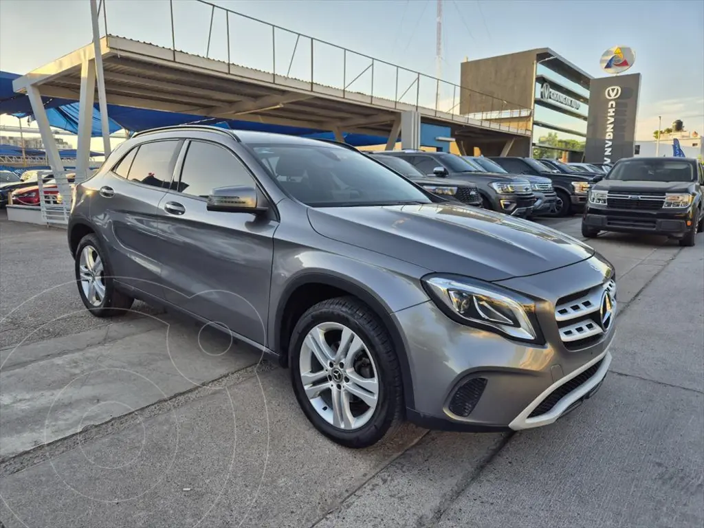 foto Mercedes Clase GLA 200 Aut usado (2020) color Plata precio $447,900