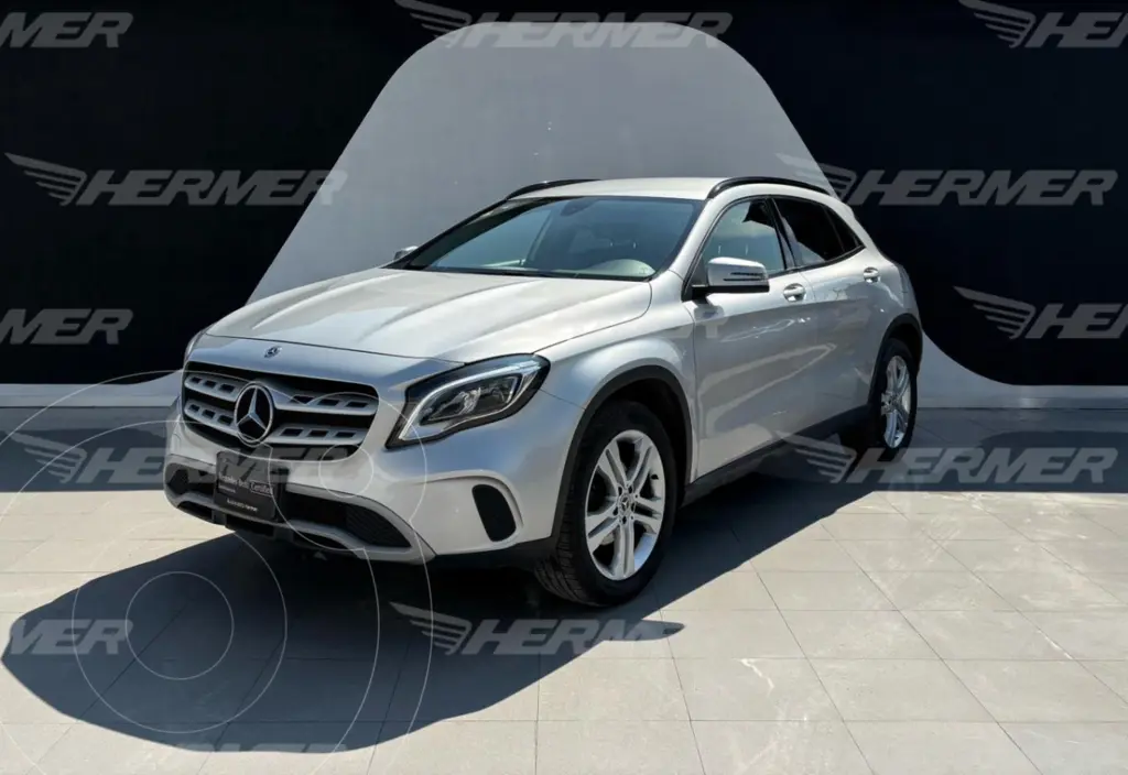 foto Mercedes Clase GLA 200 CGI usado (2018) color Plata precio $399,900