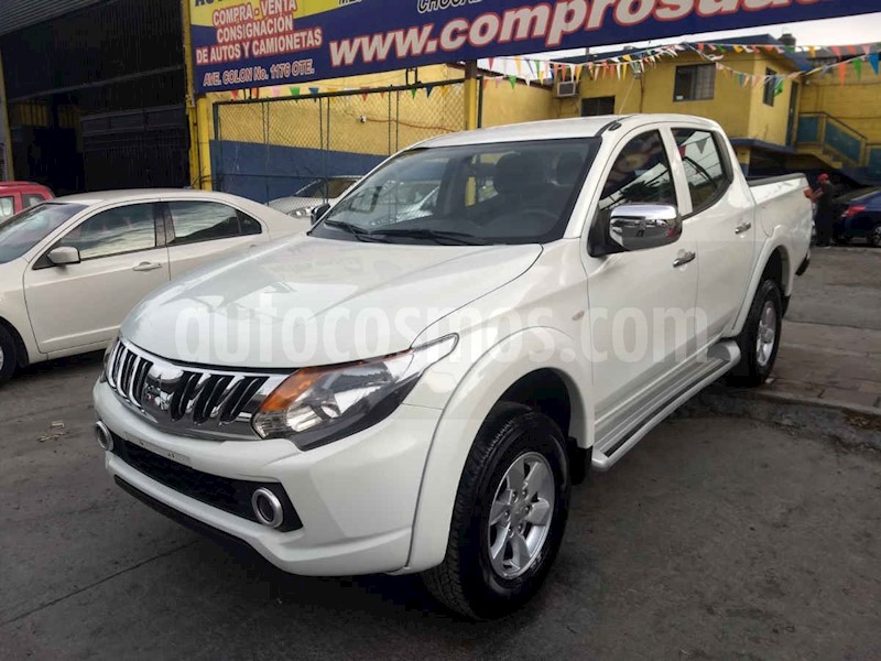 foto Mitsubishi L200 4x2 2.4L Cabina Doble usado (2018) color Blanco precio $249,000