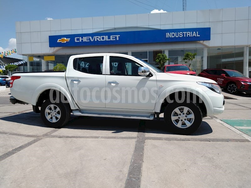 foto Mitsubishi L200 4x2 2.4L Cabina Doble usado