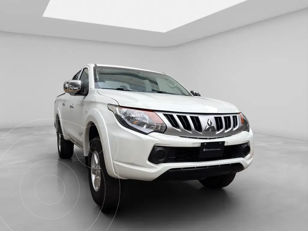 foto Mitsubishi L200 4x2 2.4L Cabina Doble usado (2018) color Blanco precio $245,000