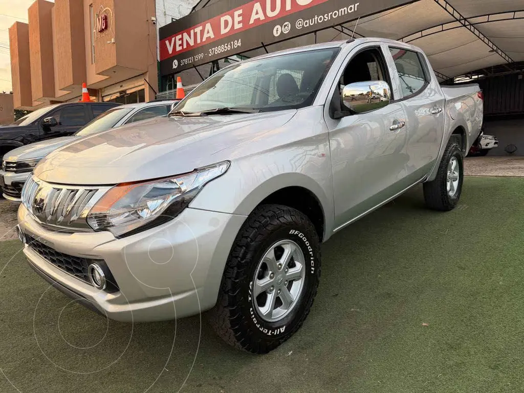 foto Mitsubishi L200 4x4 2.5L DI-D Cabina Doble usado (2018) color Plata precio $309,999