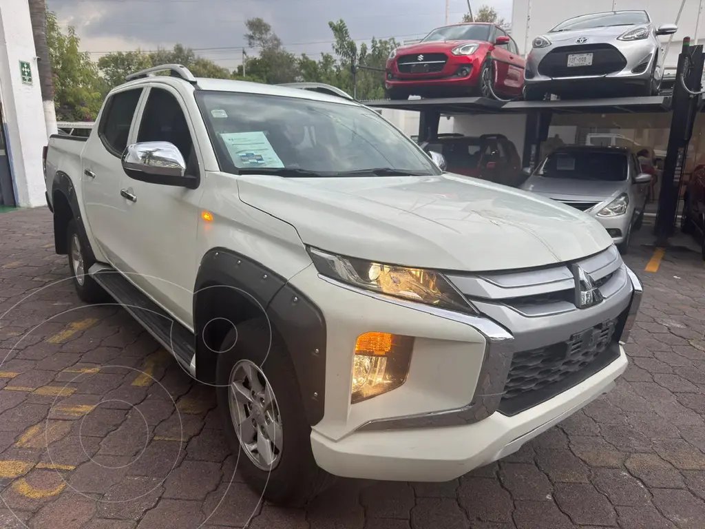 foto Mitsubishi L200 GLX 4x2 usado (2022) color Blanco precio $375,000