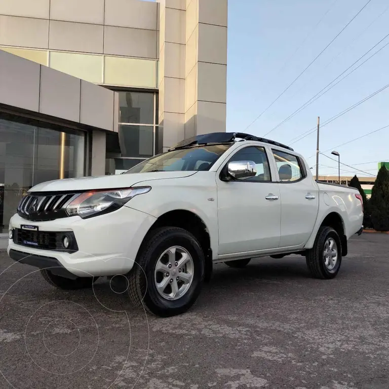 foto Mitsubishi L200 4x4 2.5L DI-D Cabina Doble usado (2019) color Blanco precio $379,000