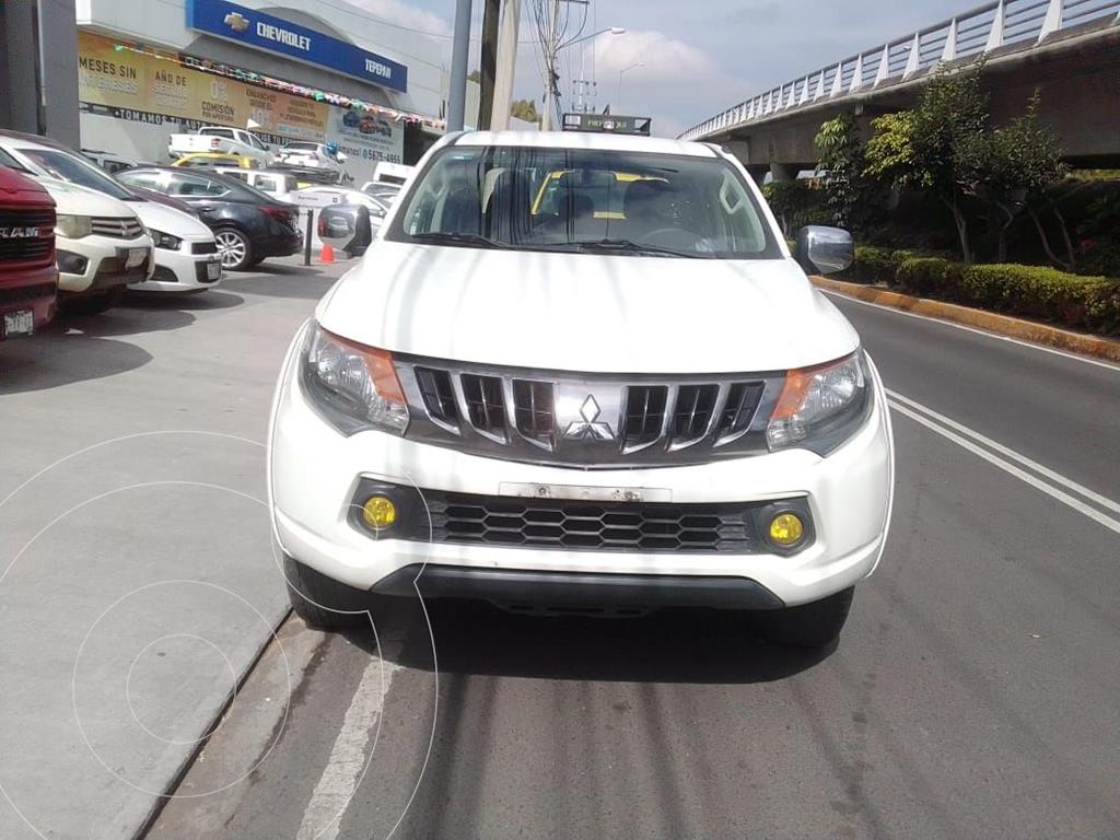 foto Mitsubishi L200 4x2 2.4L Cabina Doble usado (2018) color Blanco precio $315,000