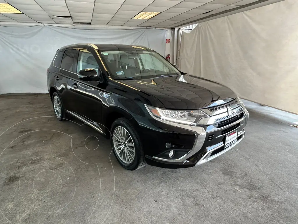 foto Mitsubishi Outlander PHEV SE usado (2020) color Negro precio $429,800
