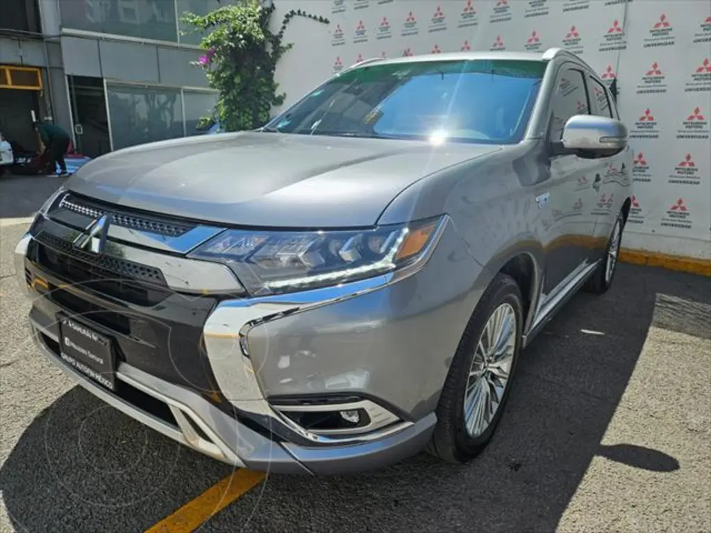 foto Mitsubishi Outlander Limited usado (2021) color plateado precio $559,000