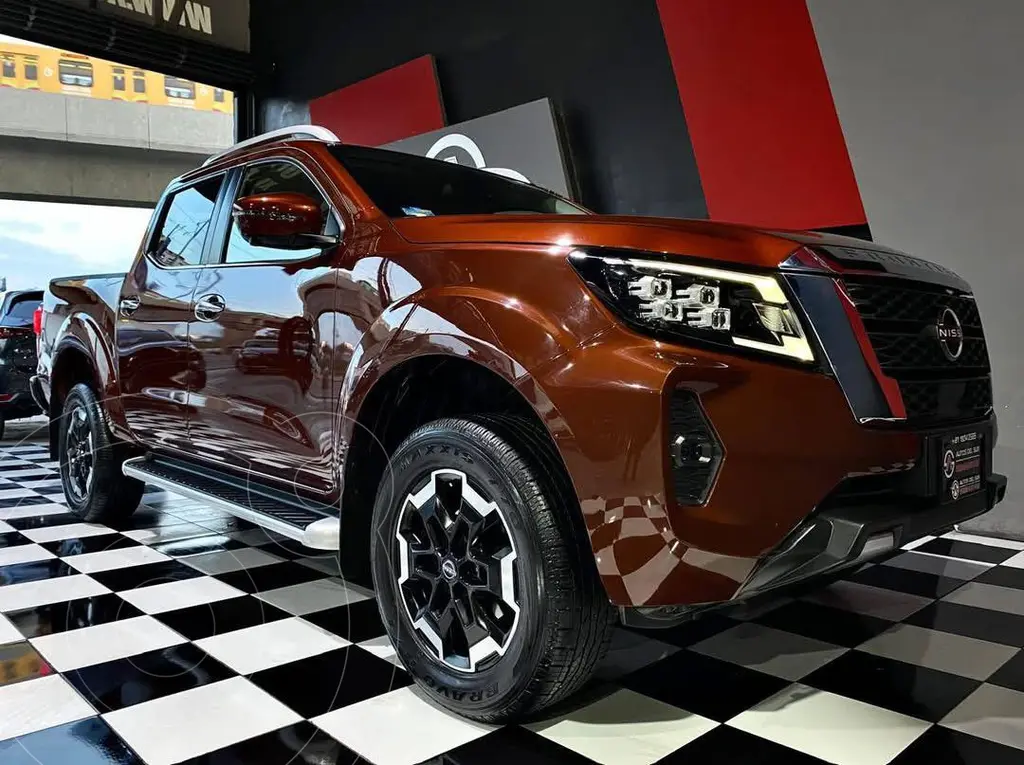 foto Nissan Frontier  LE Aut Platinum usado (2023) color Naranja precio $569,000