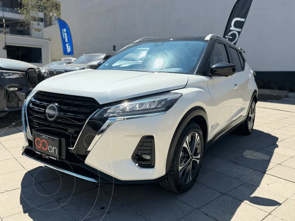 foto Nissan Kicks Platinum usado (2025) color NISXDNBLANCO BITONO precio $510,000