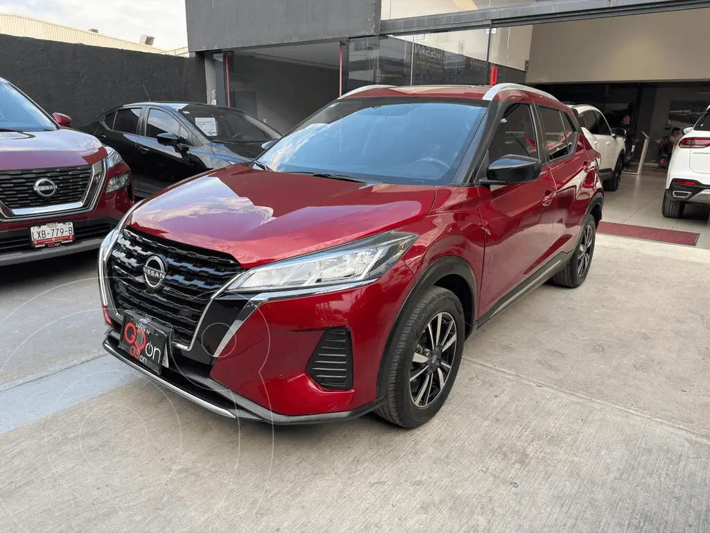 foto Nissan Kicks Advance usado (2023) color NISNBLROJO BURDEOS precio $310,000