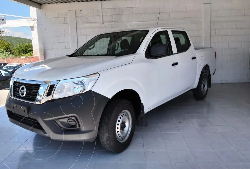 foto Nissan NP300 2.4L Doble Cabina SE A/A Paquete de Seguridad usado (2020) color Blanco precio $341,000