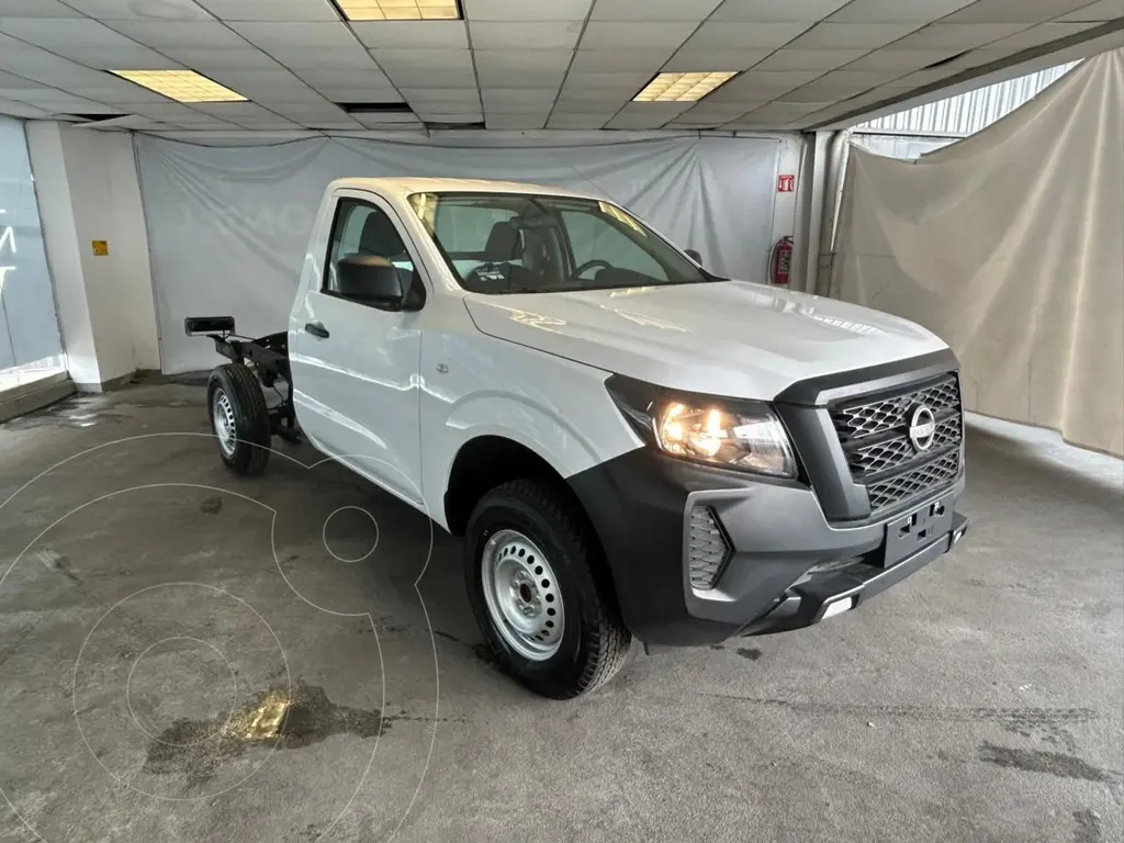 foto Nissan NP300 Chasis Diésel Plus usado (2024) color Blanco precio $421,900