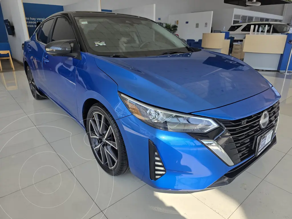 foto Nissan Sentra Advance usado (2024) color Azul Zafiro precio $345,000