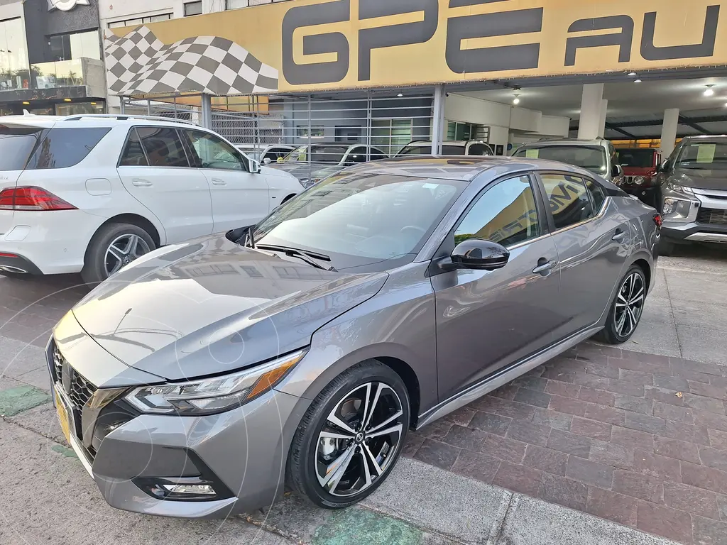foto Nissan Sentra SR Aut usado (2023) color Gris Oxford precio $353,000