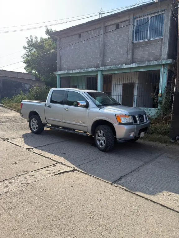 Nissan Titan Crew Cab 4x4 LE 2010