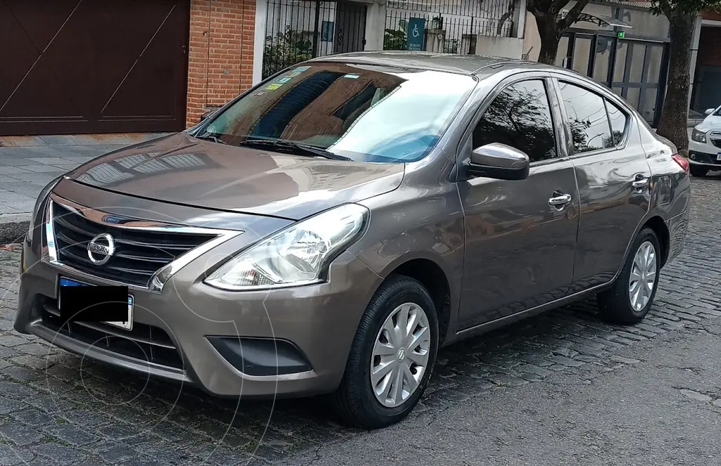 foto Nissan Versa Sense usado (2018) color Gris precio $14.500.000