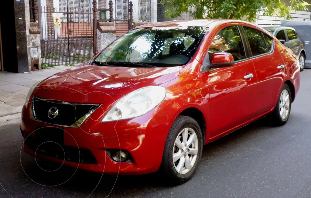 foto Nissan Versa Acenta usado (2014) color Rojo precio u$s9.500