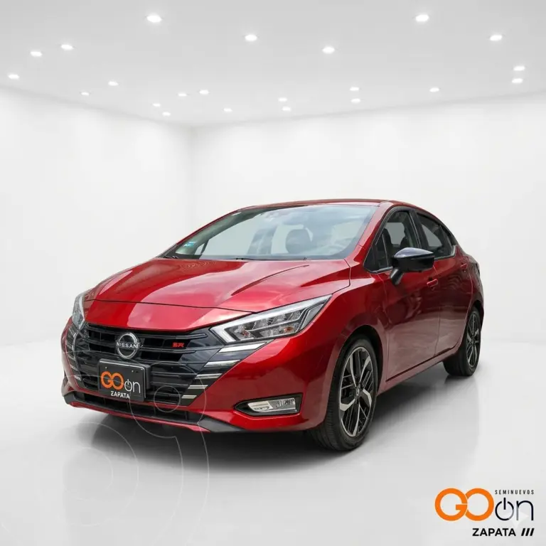 foto Nissan Versa SR usado (2023) color NISVROJO BURDEOS precio $335,900