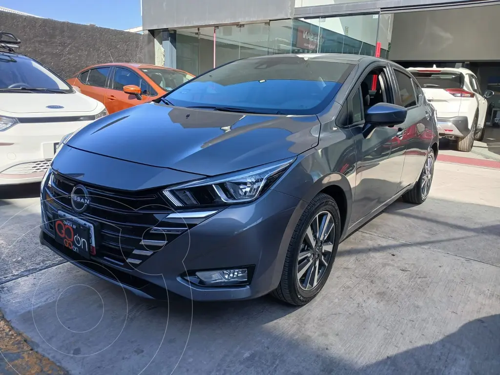 foto Nissan Versa Advance usado (2024) color Gris precio $345,000