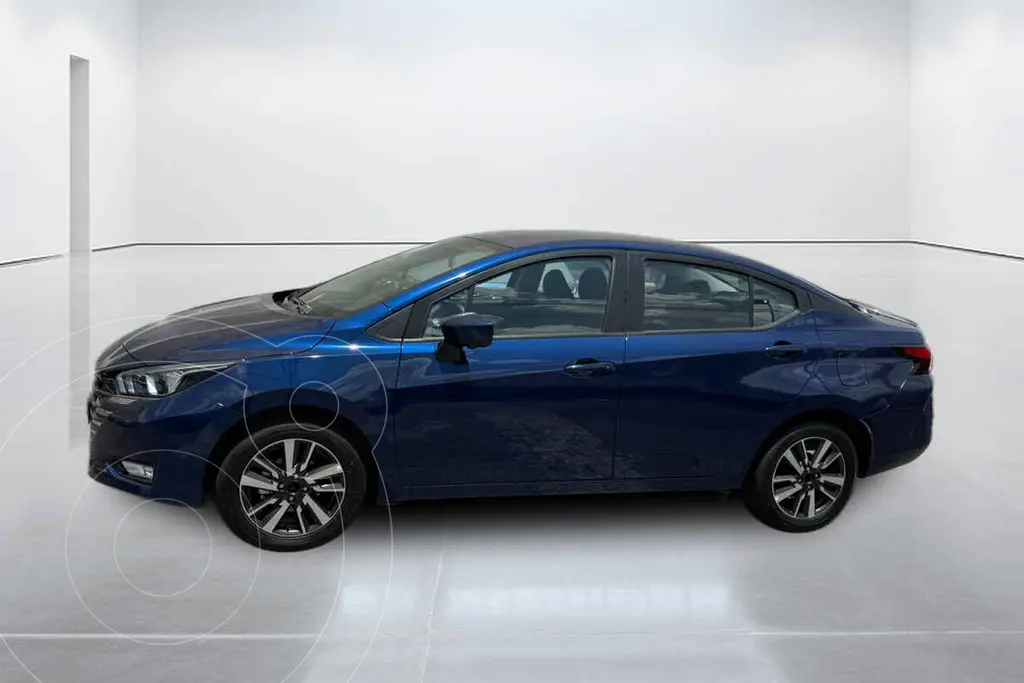 foto Nissan Versa Advance usado (2024) color Azul precio $333,900