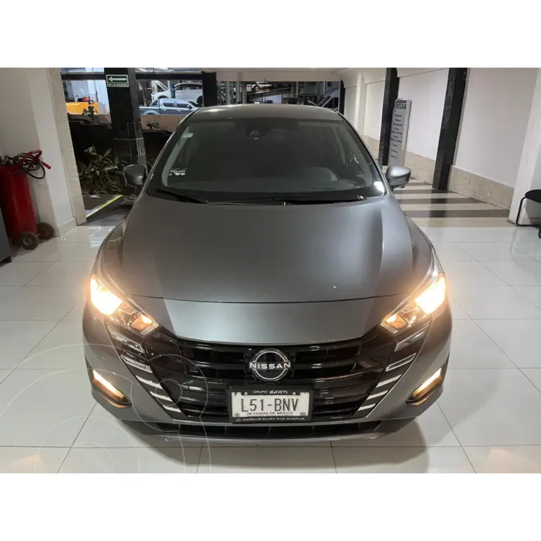 foto Nissan Versa Advance usado (2024) color Gris Oscuro precio $275,000