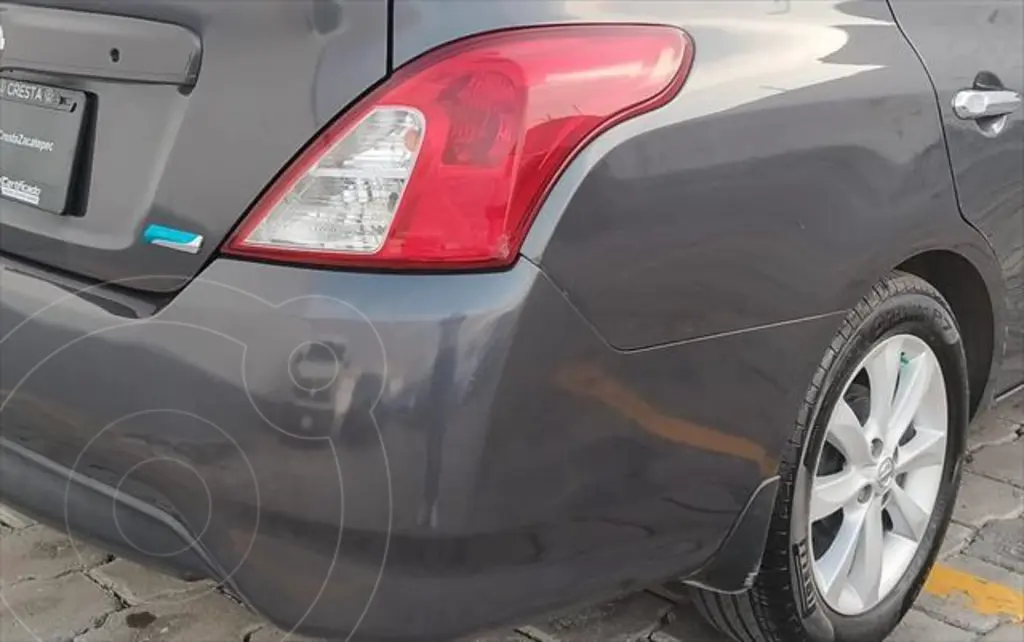 foto Nissan Versa Advance usado (2015) color Gris Oscuro precio $184,900