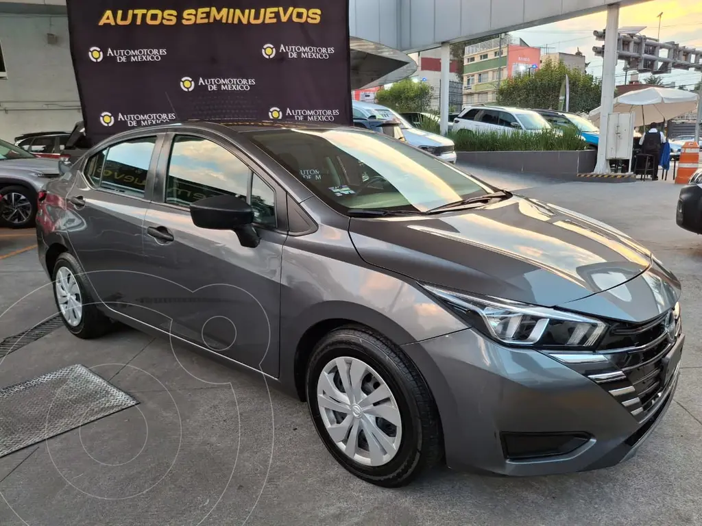 foto Nissan Versa Sense Aut usado (2024) color Gris Oxford precio $260,000