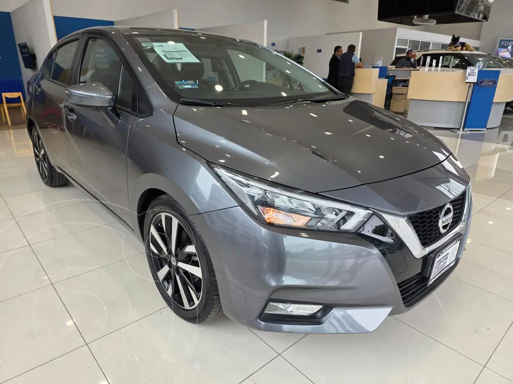 foto Nissan Versa Exclusive Aut usado (2022) color Gris Oxford precio $290,000