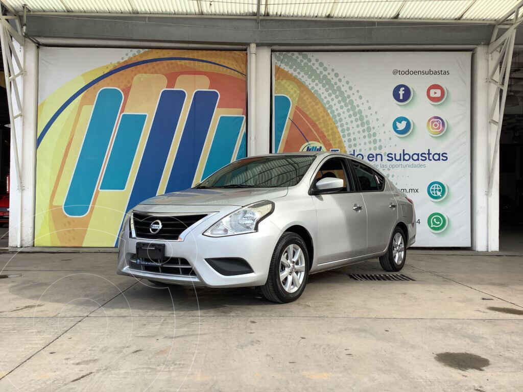 foto Nissan Versa Sense Aut usado (2019) color Plata precio $172,000
