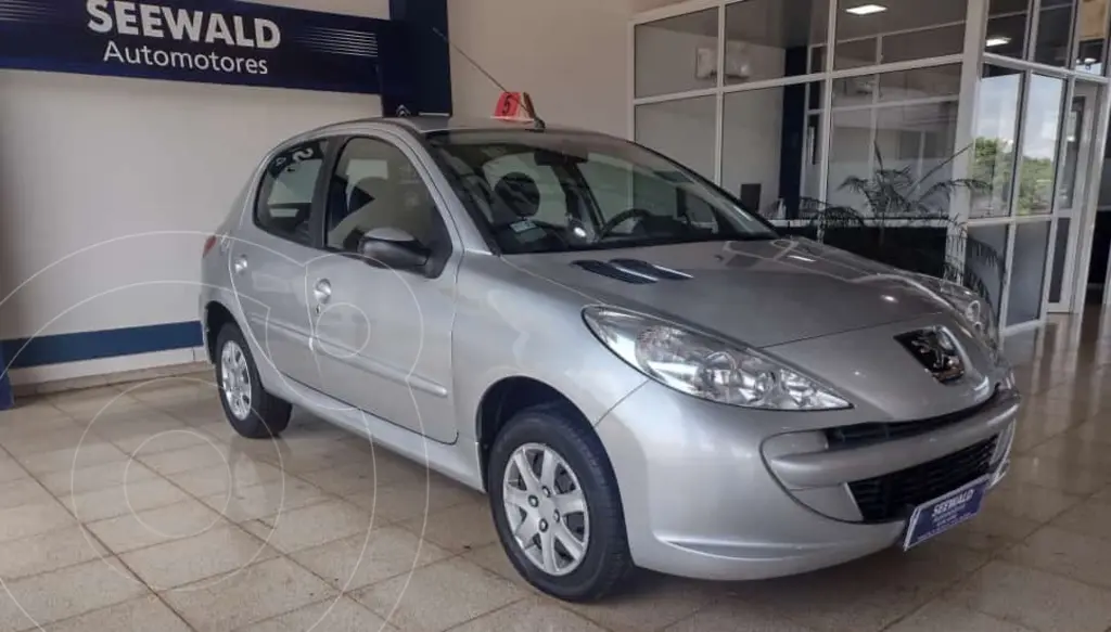 Peugeot 207 Compact 1.4 Allure 5P usado (2018) color Gris precio $8.800.000
