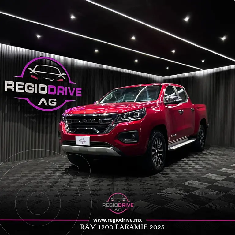 foto RAM 1200 Laramie Crew Cab usado (2025) color Rojo precio $589,900