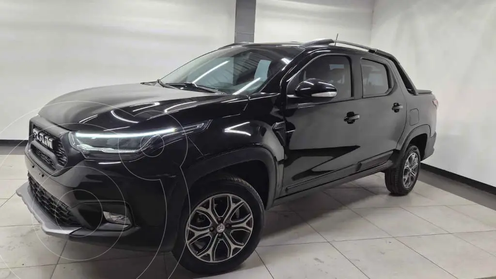 foto RAM 700 Laramie Crew Cab usado (2023) color Negro precio $352,000