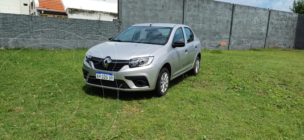 foto Renault Logan 1.6 Life usado (2025) color Plata precio $23.500.000