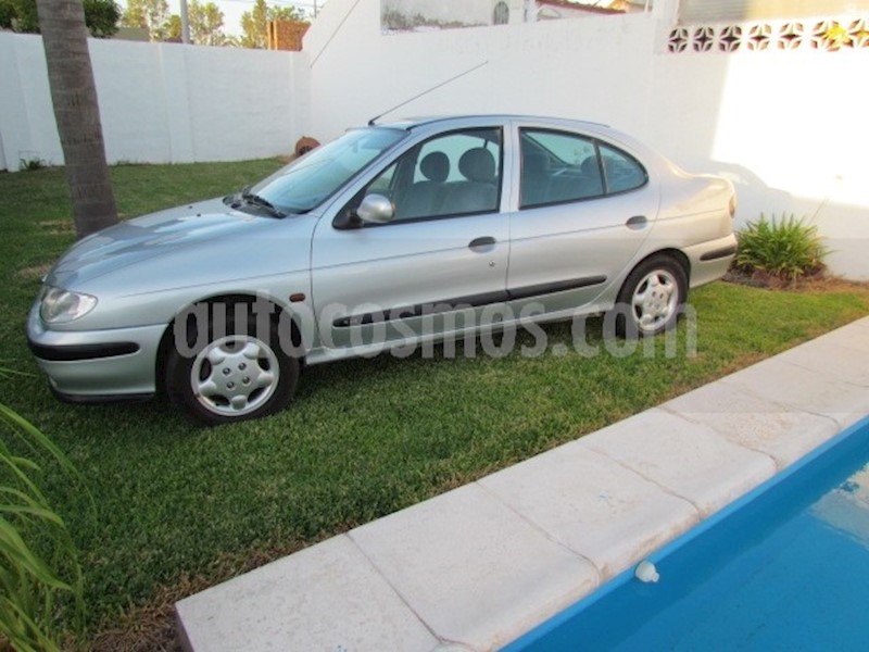 foto Renault Megane Tric 2.0 RXE usado
