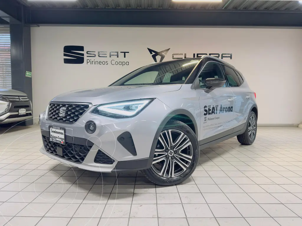foto SEAT Arona Xperience usado (2024) color Plata precio $423,990