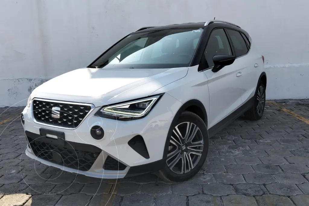 foto SEAT Arona Xperience usado (2024) color Blanco precio $367,900