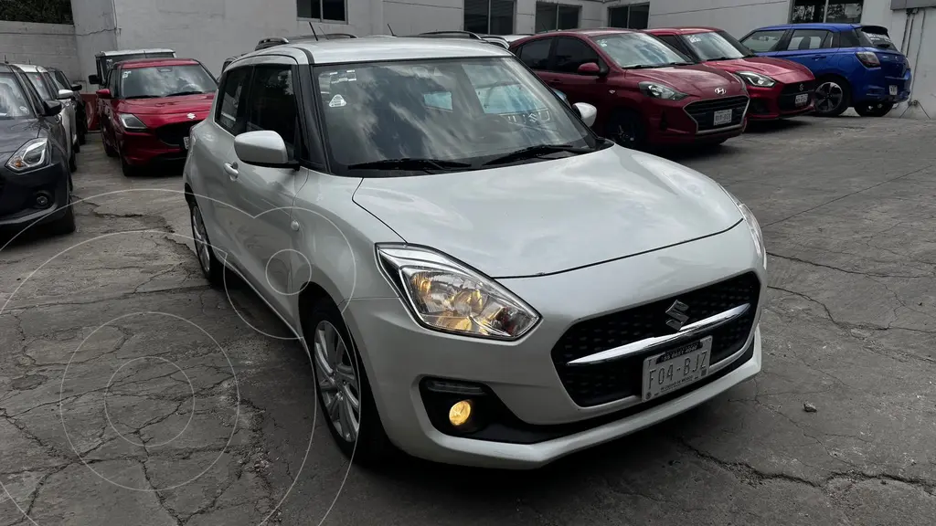 foto Suzuki Swift GLS usado (2023) color Blanco precio $240,000