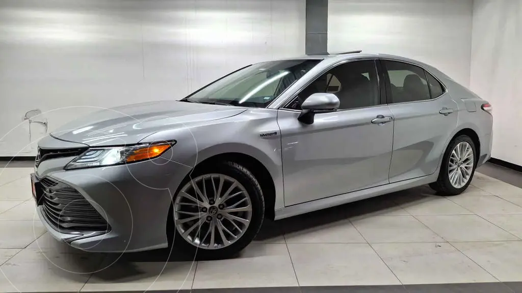 foto Toyota Camry HEV XLE 2.5L Navi Híbrido usado (2020) color Plata precio $415,000